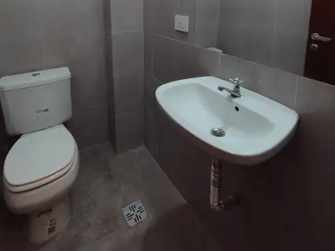 Venta Local Comercial A La Calle Vidriera. Barrio Abasto