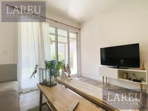 Casa en Alquiler con 2 cocheras