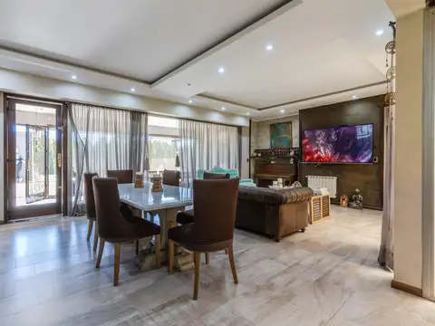 Casa en Venta con 2 cocheras