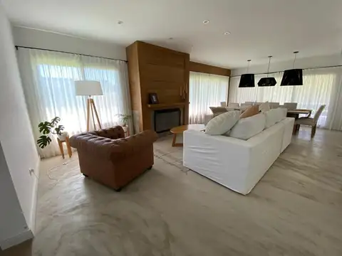 Casa 4 ambientes con 4 baños