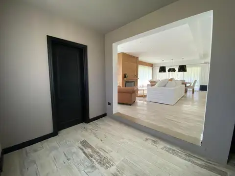 Casa en Alquiler con 2 cocheras