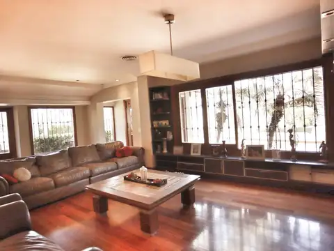 Casa 6 ambientes con 5 baños