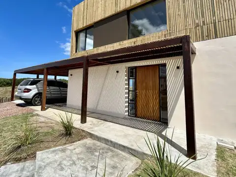 Casa con salida directa al mar, 3 dormitorios con piscina.
