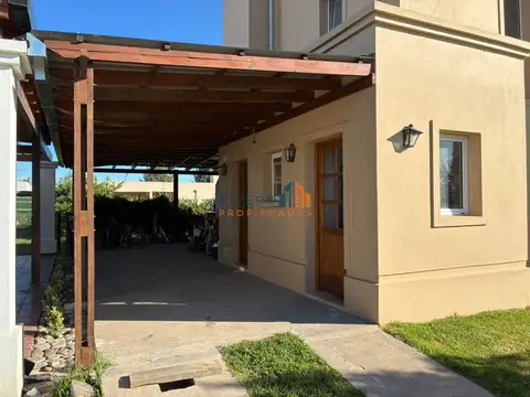 Casa en Alquiler con 2 cocheras