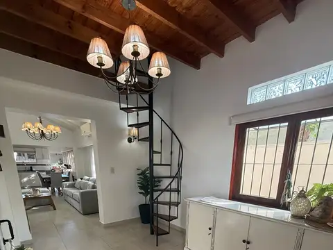 Casa 5 ambientes con 2 baños