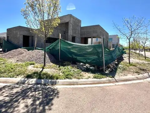 OPENHOUSE vende hermosa casa a estrenar en Barrio La Luisa