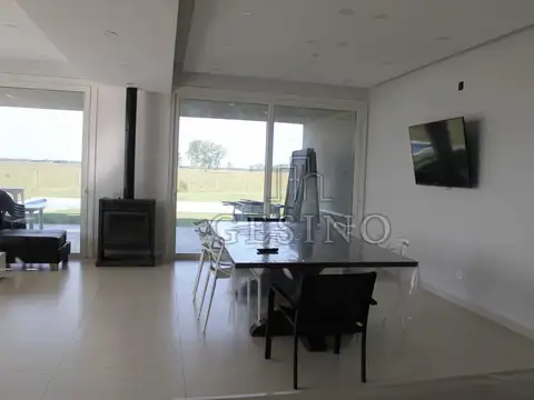 Casa en Alquiler con 2 cocheras