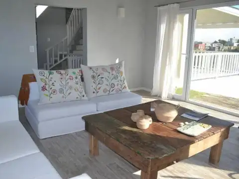 Casa 8 ambientes con 3 baños