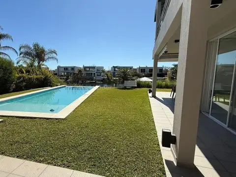 LOS LAGOS NORDELTA, ALQUILER TEMPORAL CASA 5 AMBIENTES AL LAGO .