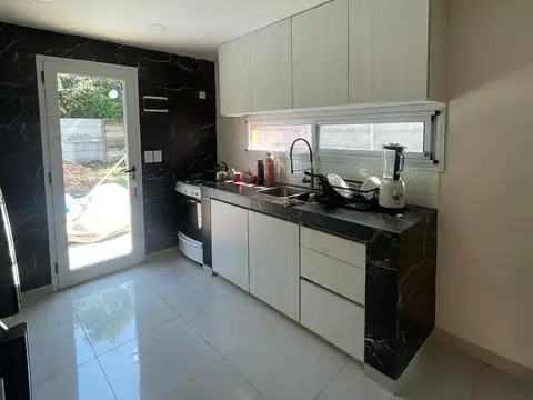 Casa 4 ambientes con 2 baños