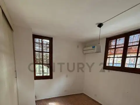 Casa en Alquiler con 3 cocheras