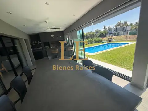 Casa en Venta con 6 cocheras