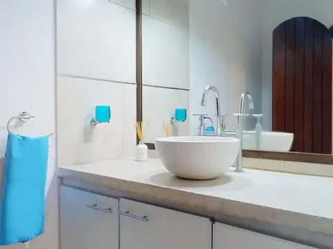 Casa 8 ambientes con 3 baños