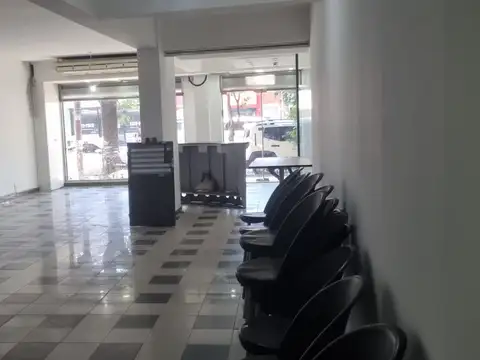 Se Alquila Local 9 X 18 Sobre Av. Rivadavia