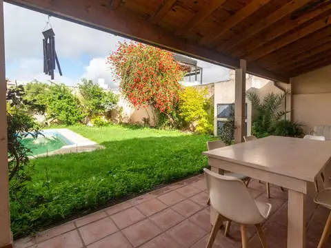 4 AMBIENTES  PISCINA JARDÍN COCHERA PARRILLA