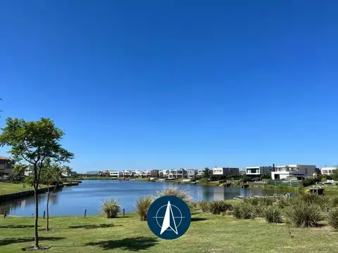 Lote en venta en Los puentes, Nordelta. Vista al lago central.