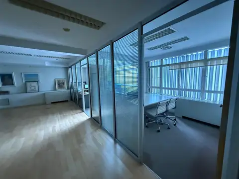 Oficina en Alquiler con 2 cocheras