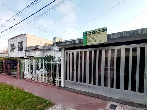 Venta casa en barrio Alberdi 3 dormitorios 2 baños cochera Patio y terraza