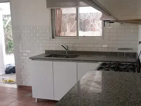 Casa en Alquiler con 2 cocheras