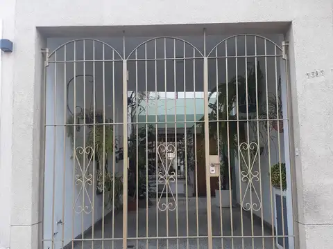 Ph al frente amplio, con entrada de auto patio y terraza