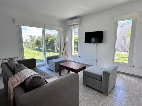 Casa en Alquiler con 3 cocheras