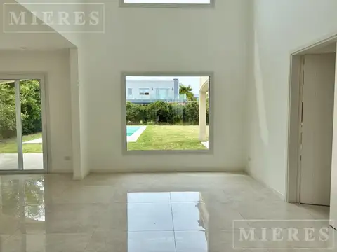 Casa en Venta con 4 cocheras