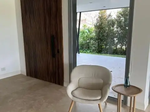 Casa en Alquiler con 2 cocheras