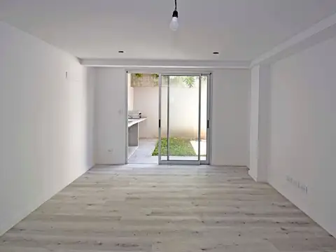 Dúplex con jardín y cochera cerca de Av. Maipú