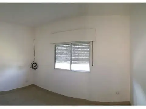 Alquiler. Av. Francia 3308. Casa Frente  P.B. con Patio