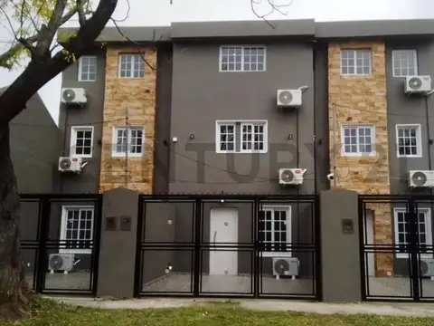 Casa en Alquiler con 1 cochera