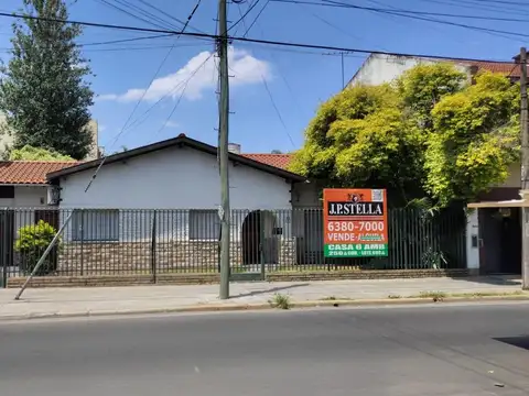 Chalet 6 Amb. C/ Parque y Pileta 250 m² Cub. Lote 698 m² - ALQUILER solo USO COMERCIAL- Ramos Mejia
