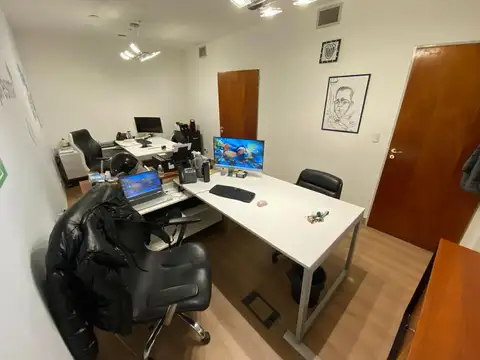 Oficina de cuatro ambientes en Venta.