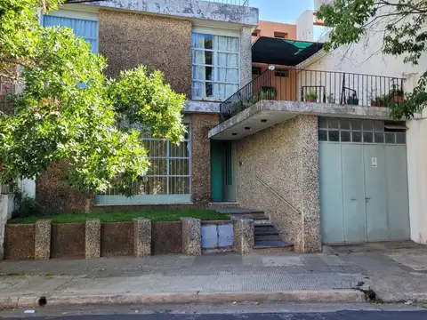 Vendo casa en zona Parque Urquiza con gran terreno