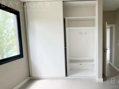 Casa en Alquiler con 3 cocheras