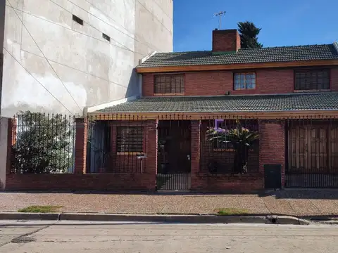 Excelente casa de 5 ambientes con patio, cochera y quincho