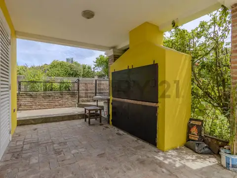 Casa 4 ambientes con 2 baños