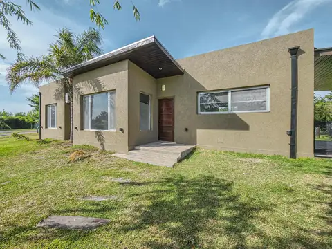 Casa 2 dormitorios con pileta en Puerto Roldan