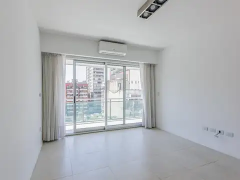 Se alquila excelente departamento de 2 ambientes en Bajo Belgrano - Balcón al frente - Piso alto.