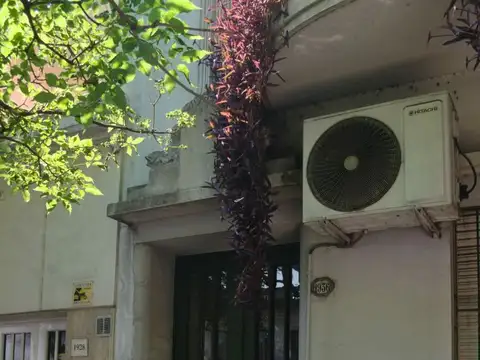 Un ambiente con terraza muy buena ubicación