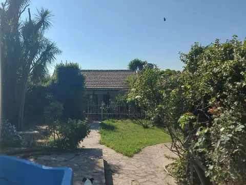 CASA EN VENTA EN ARRECIFES CON PATIO Y PILETA