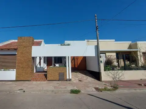 CASA EN VENTA EN ARRECIFES CON PATIO Y PILETA