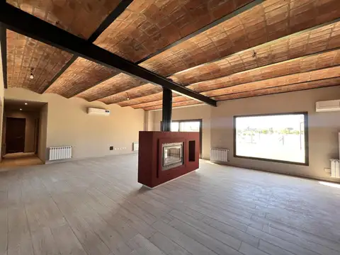 VENTA O PERMUTA PARCIAL Casa  de cinco ambientes con pileta en   Chacras de la Cruz