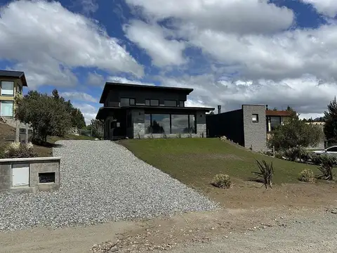 Casa a estrenar 3 dormitorios, amplio jardín, barrio cerrado Solares del Este, vista panorámica.