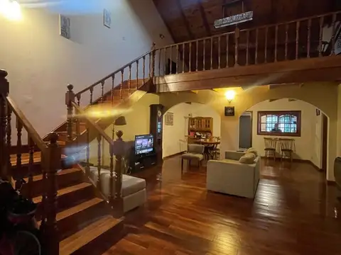 CASA AMPLIA CON PILETA Y QUINCHO