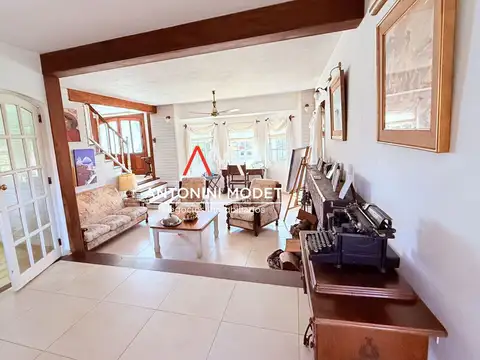 Casa 6 ambientes con 4 baños