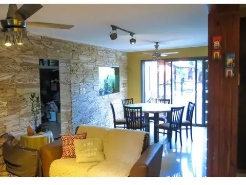 Casa 6 ambientes con 2 baños