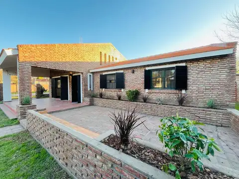 Casa 2 Hab, 3 Baños, Pileta, Barrio Los Troncos, Suipacha esquina Ramírez  - Funes.