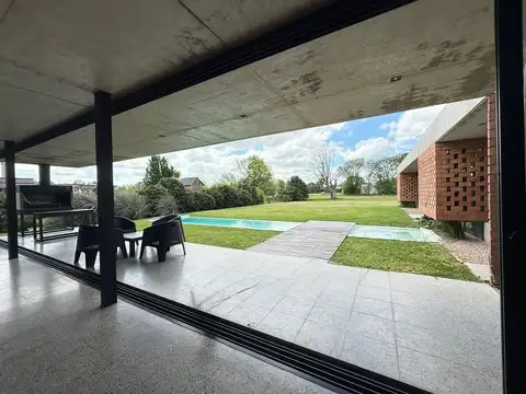 Casa 5 ambientes con 2 baños