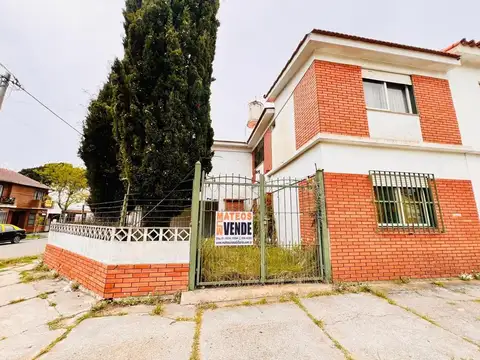 CASA MULTIFAMILIAR MAR DEL TUYU CON COCHERA Y PARQUE