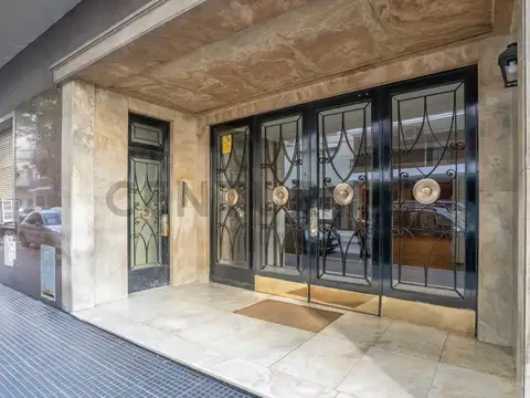 Amplio Semipiso de Estilo Recoleta 3 Dormitorios Escritorio y Dependencia Al Frente 163 m² Cochera